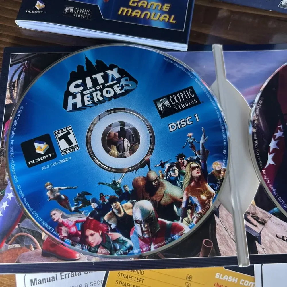 City of Heroes (PC, 2004) W Disc 1 &2, Game Manual & Map, Inserts VGUC